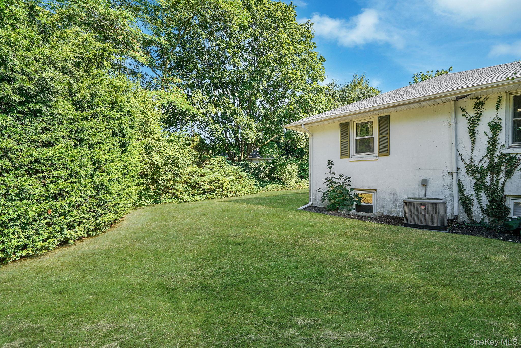 1548 Spur Drive S, Islip, NY 11751