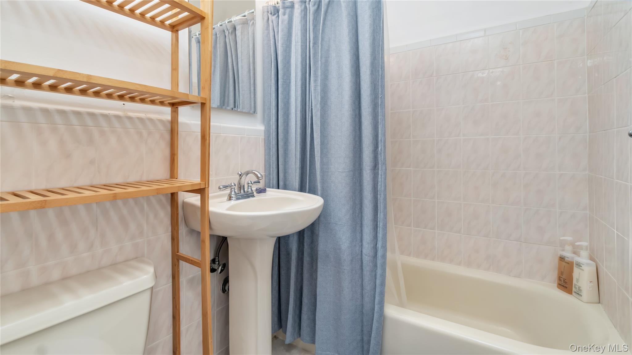 15 Canterbury Road # D18, Great Neck, NY 11021