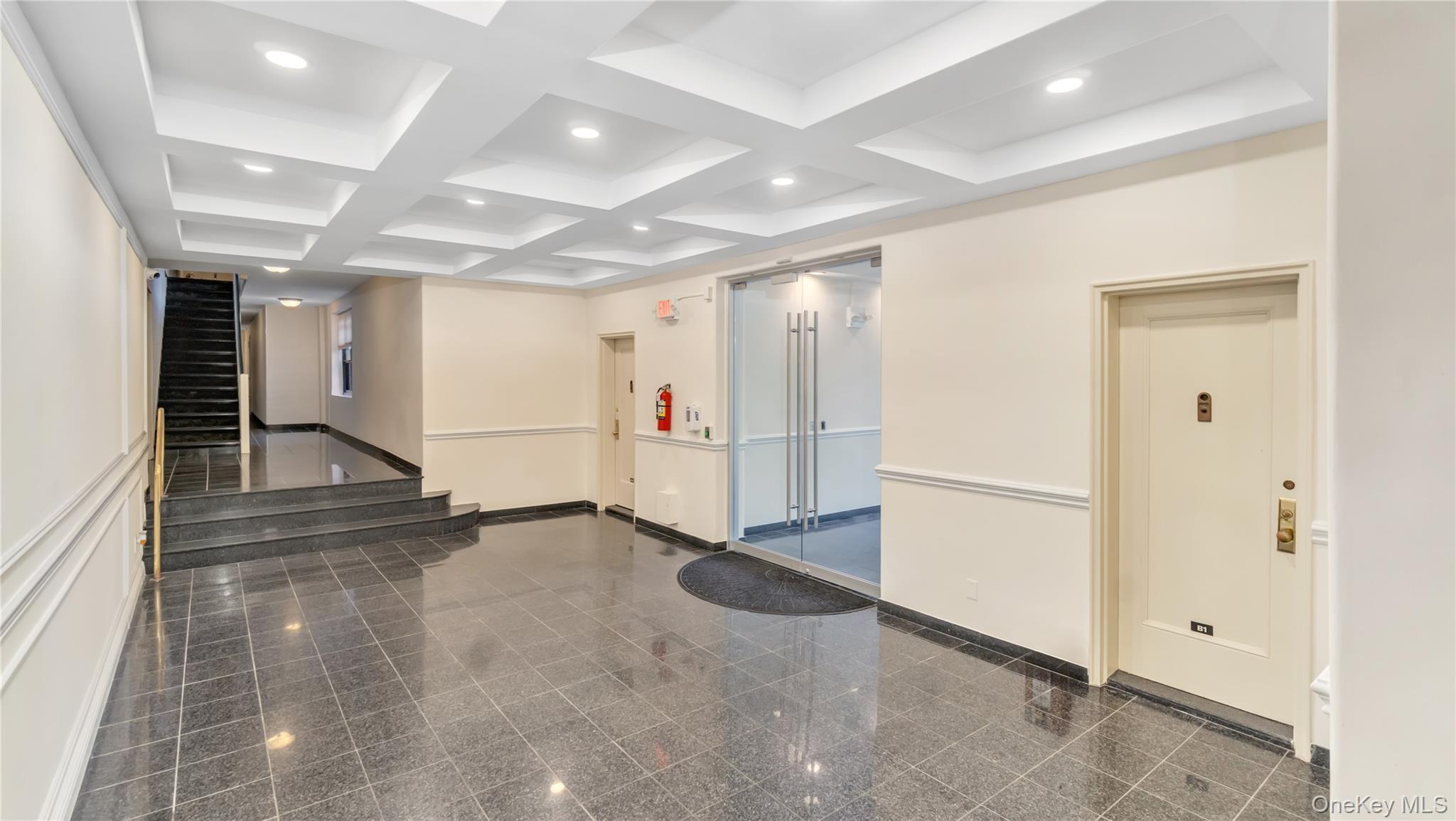 15 Canterbury Road # D18, Great Neck, NY 11021