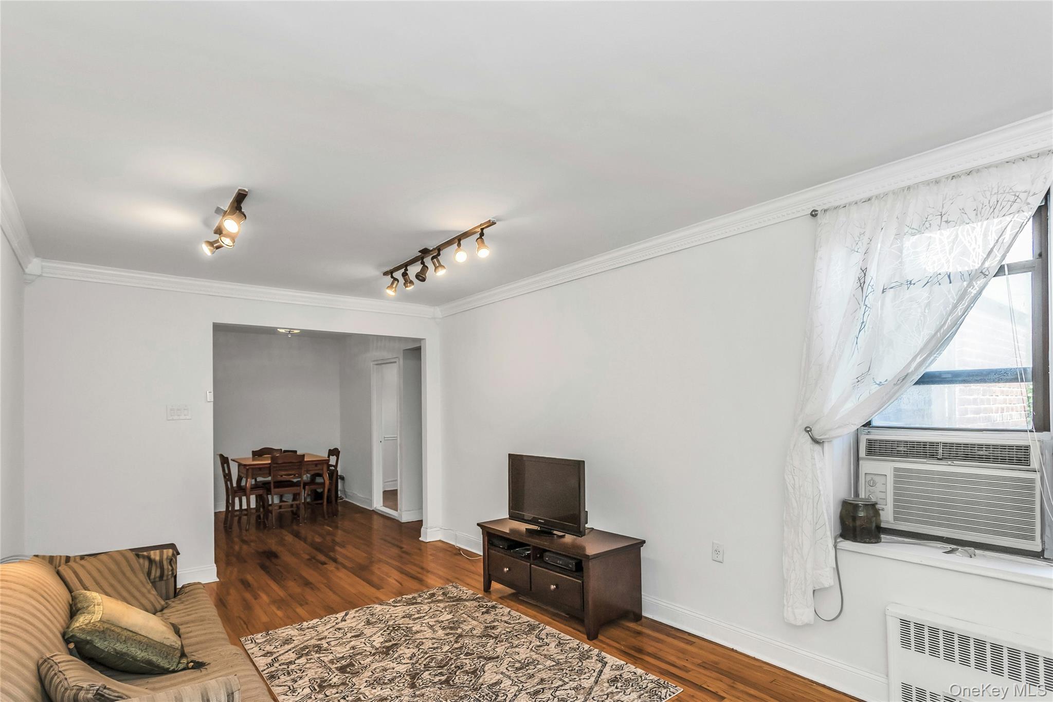 83-20 141 ST # 6 N, Briarwood, NY 11435