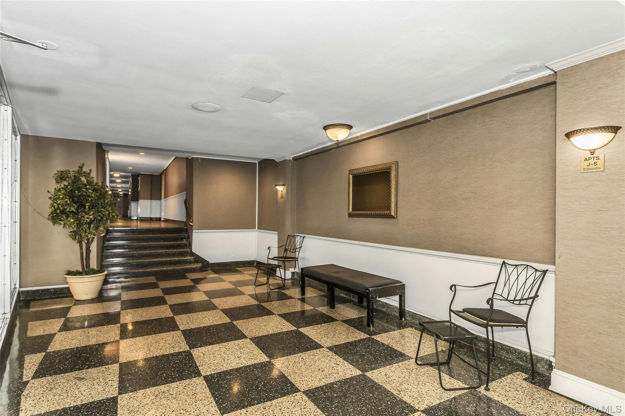 83-20 141 ST # 6 N, Briarwood, NY 11435