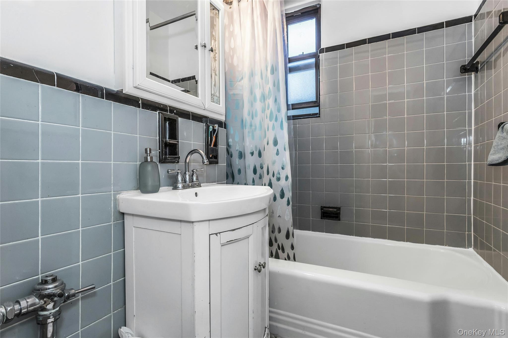 83-20 141 ST # 6 N, Briarwood, NY 11435