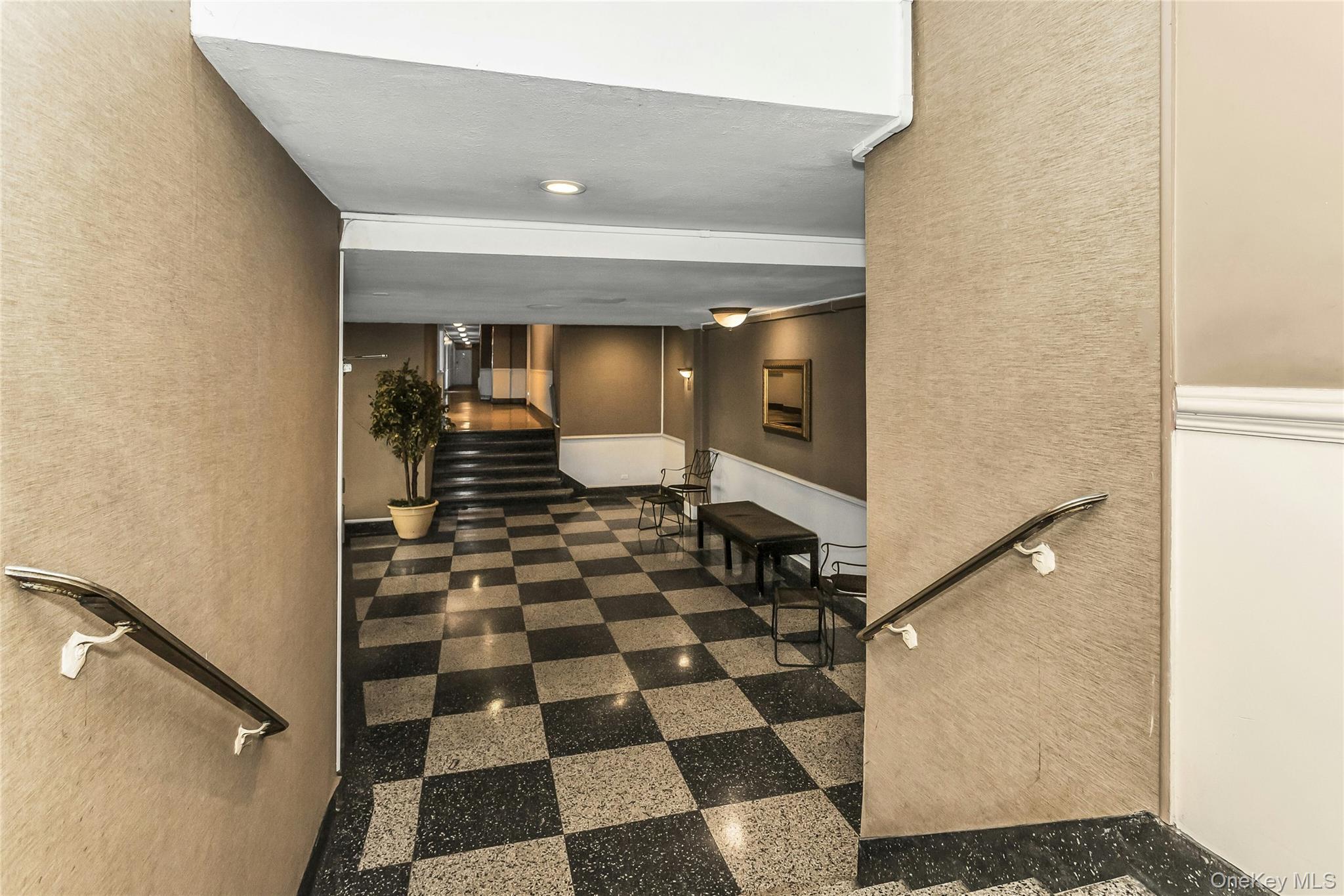 83-20 141 ST # 6 N, Briarwood, NY 11435