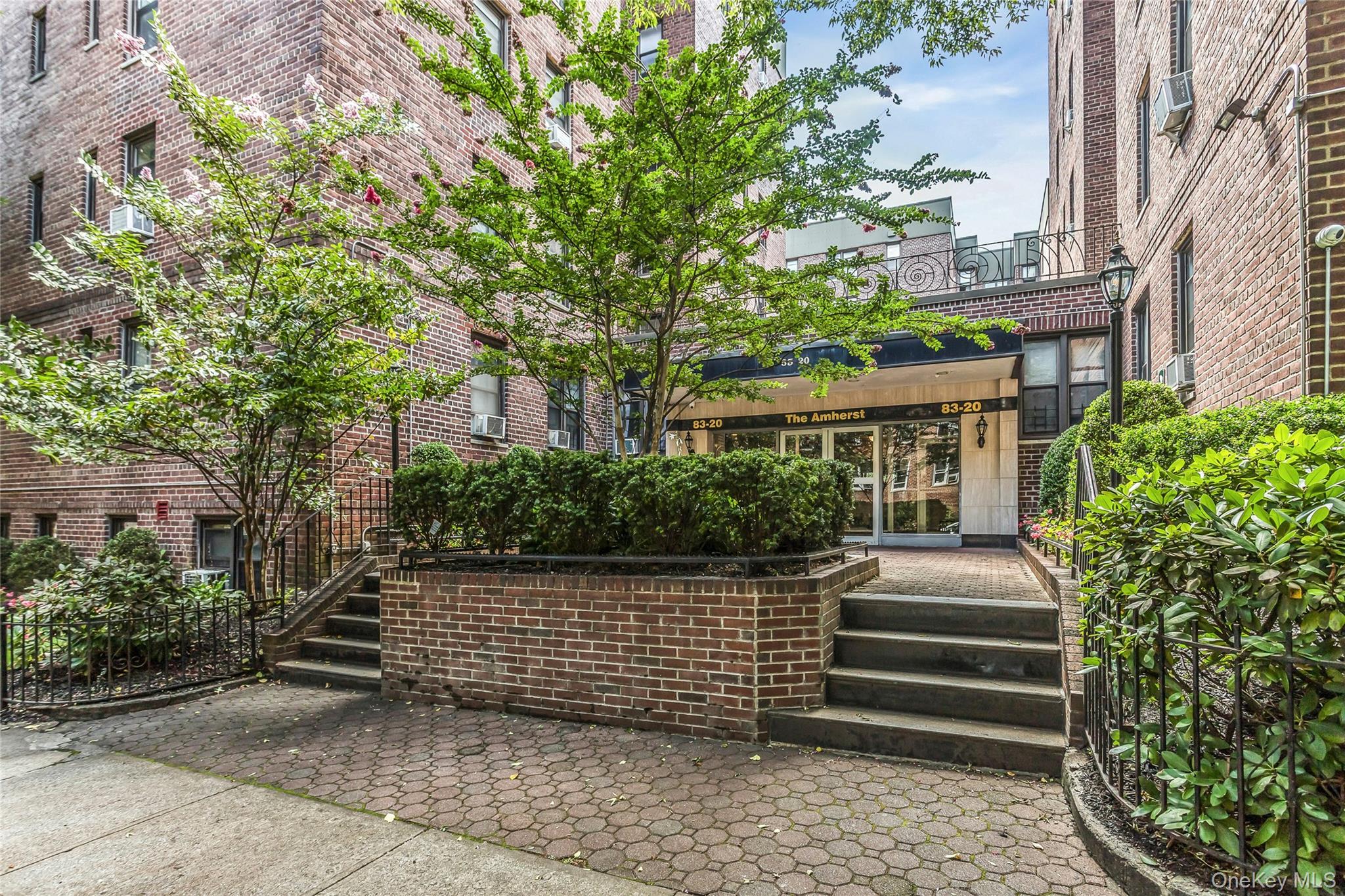 83-20 141 ST # 6 N, Briarwood, NY 11435