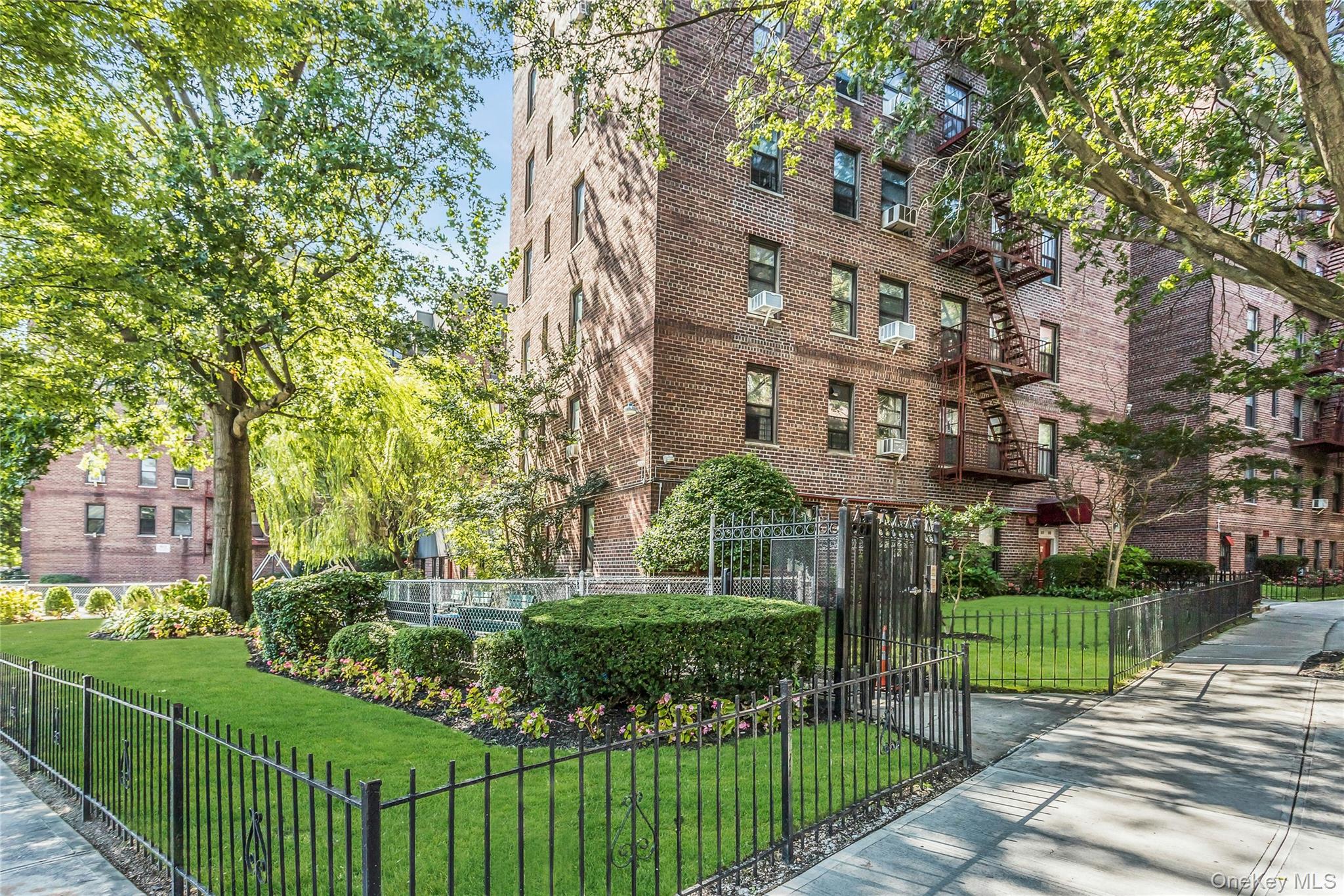 83-20 141 ST # 6 N, Briarwood, NY 11435