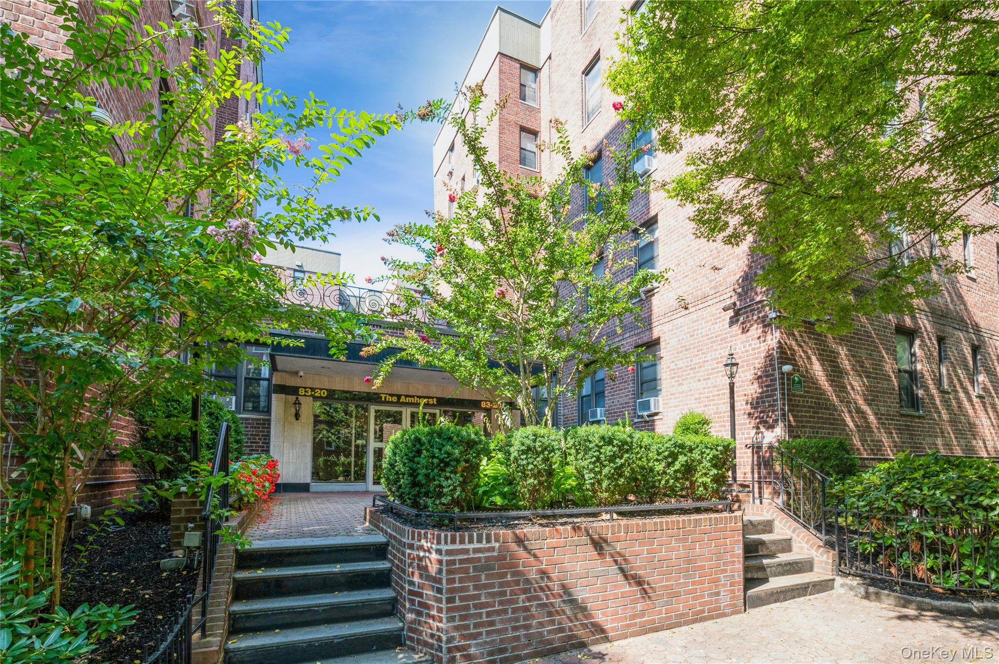 83-20 141 ST # 6 N, Briarwood, NY 11435