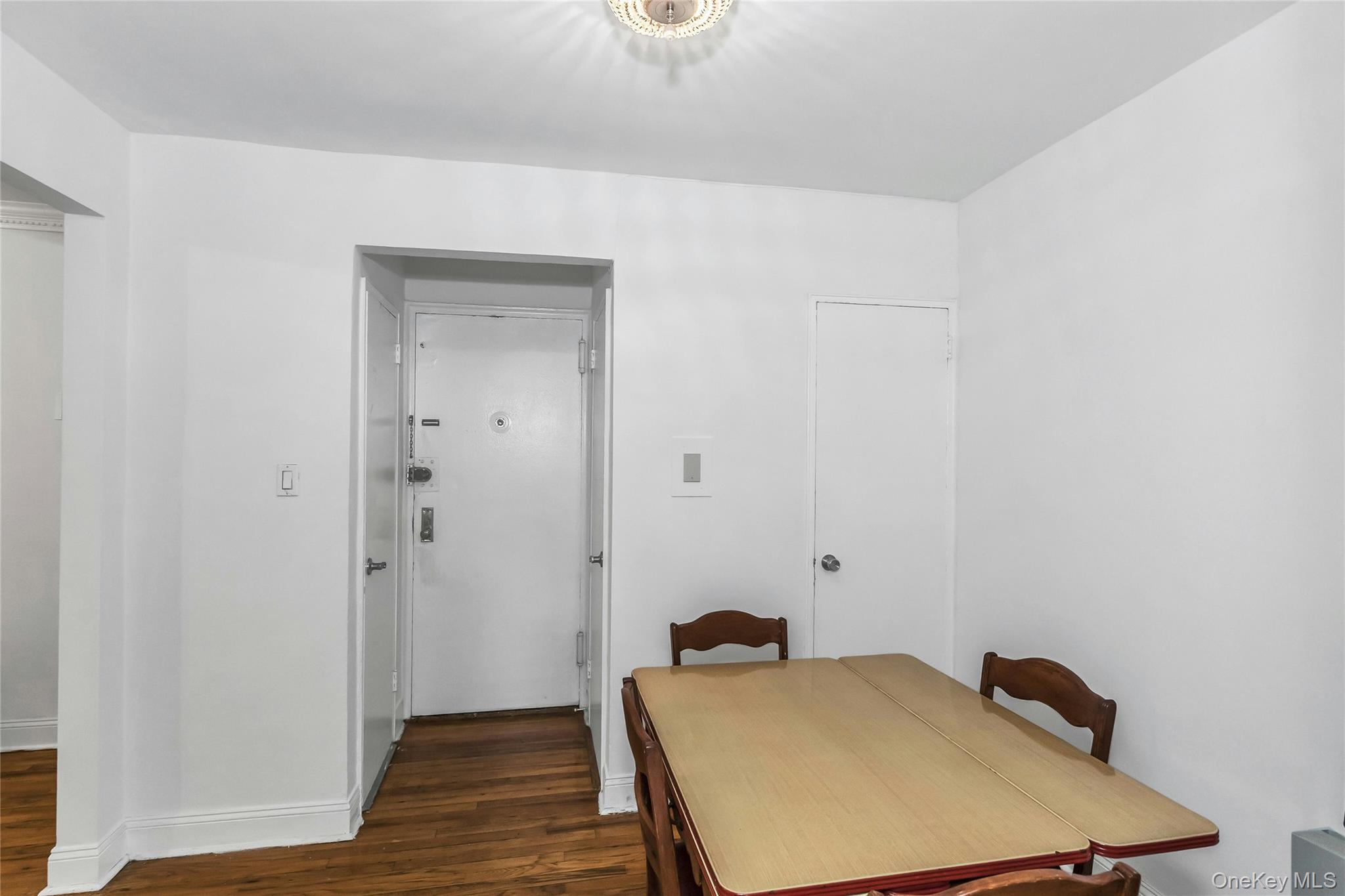 83-20 141 ST # 6 N, Briarwood, NY 11435