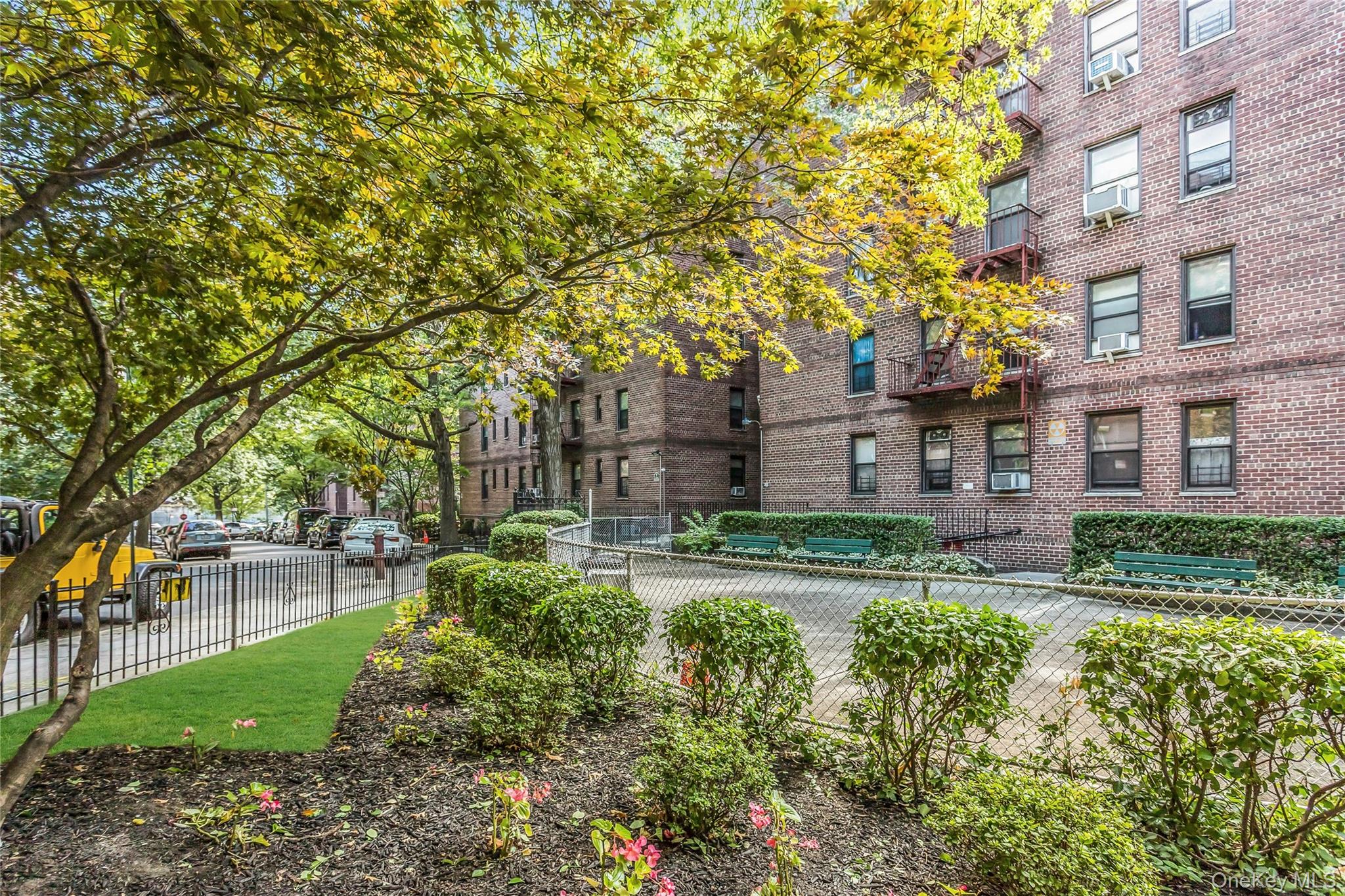 83-20 141 ST # 6 N, Briarwood, NY 11435