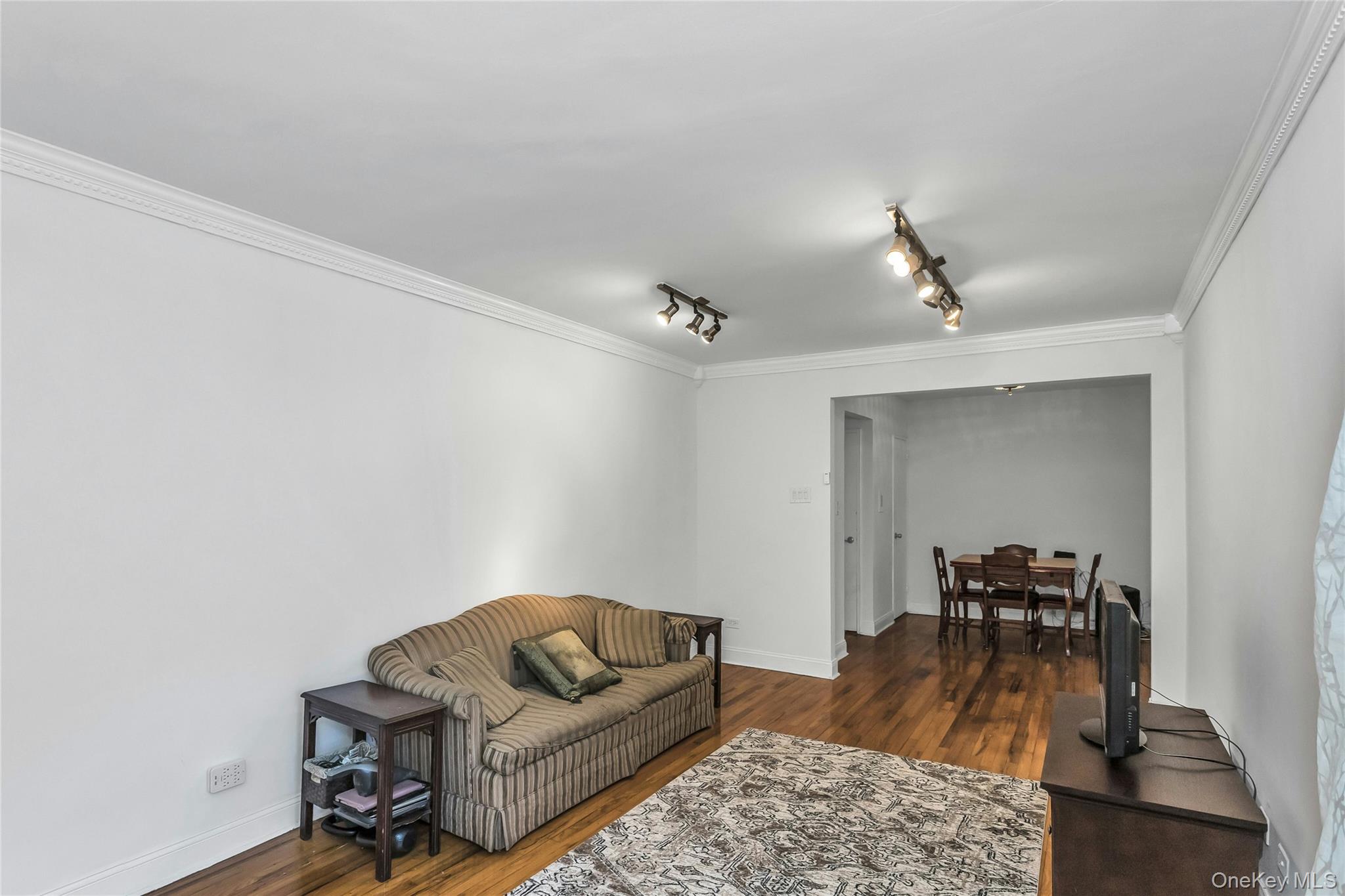 83-20 141 ST # 6 N, Briarwood, NY 11435