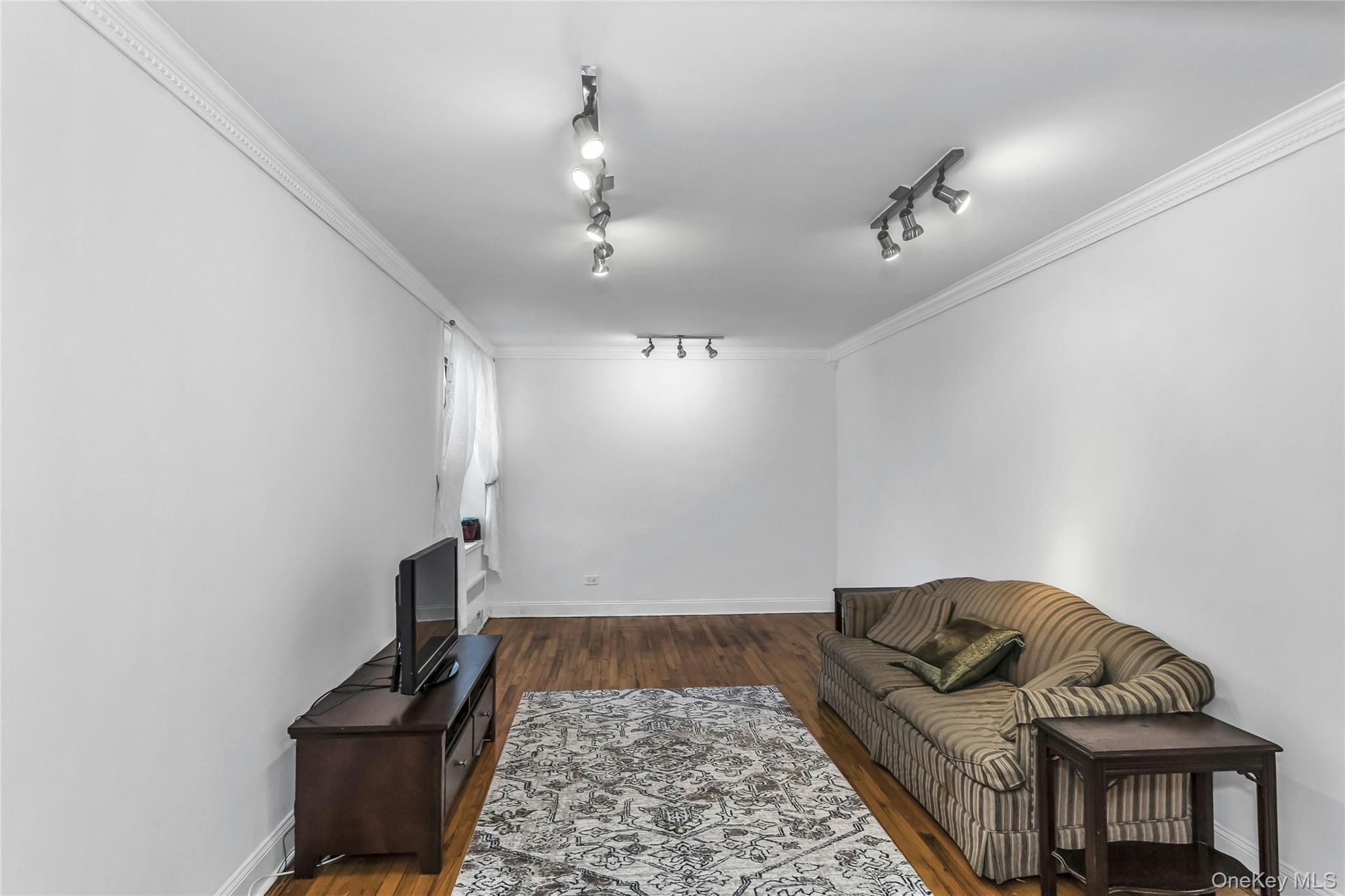 83-20 141 ST # 6 N, Briarwood, NY 11435