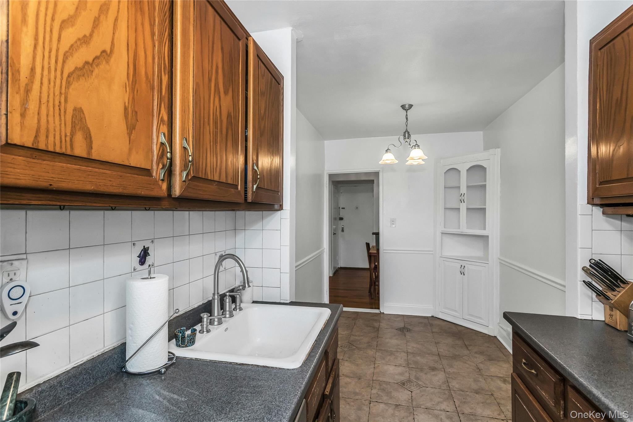 83-20 141 ST # 6 N, Briarwood, NY 11435