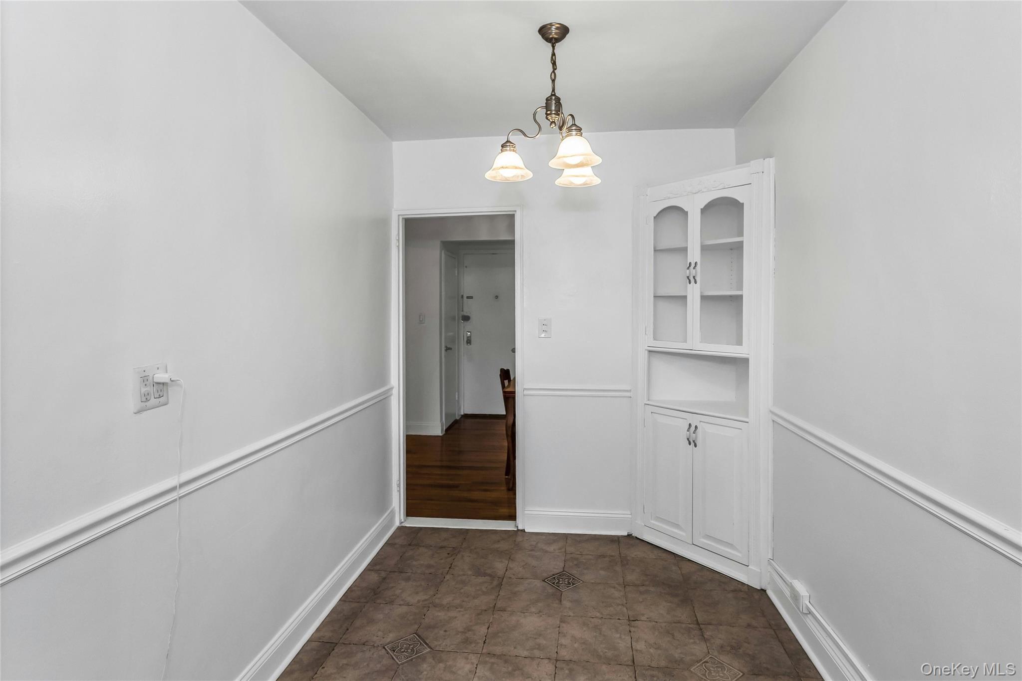 83-20 141 ST # 6 N, Briarwood, NY 11435