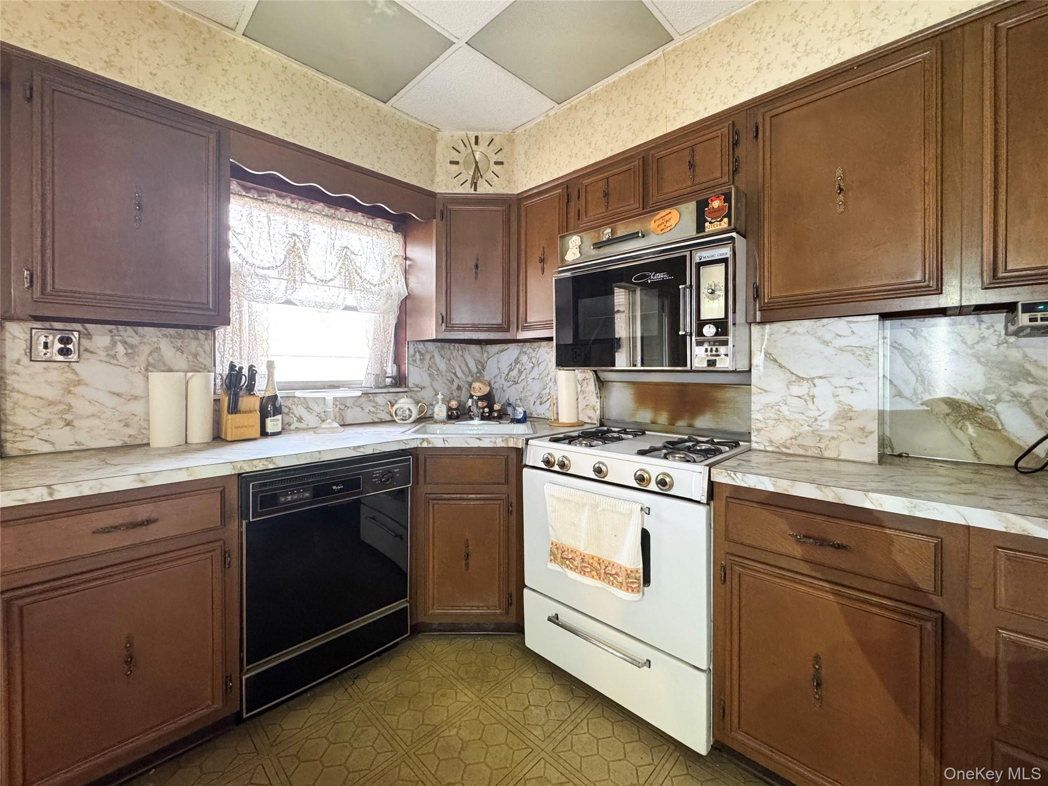 6073 71 Street, Maspeth, NY 11378