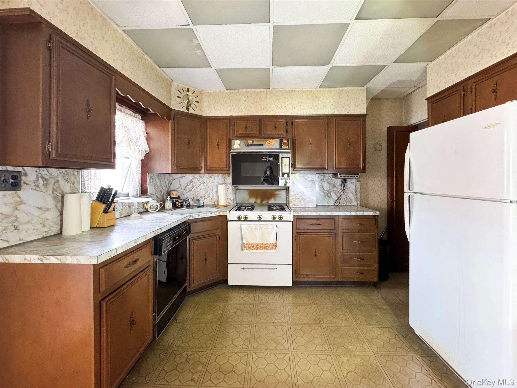 6073 71 Street, Maspeth, NY 11378