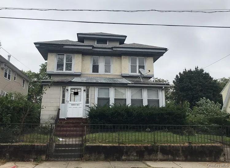 100-35 200th St, Hollis, NY 11423