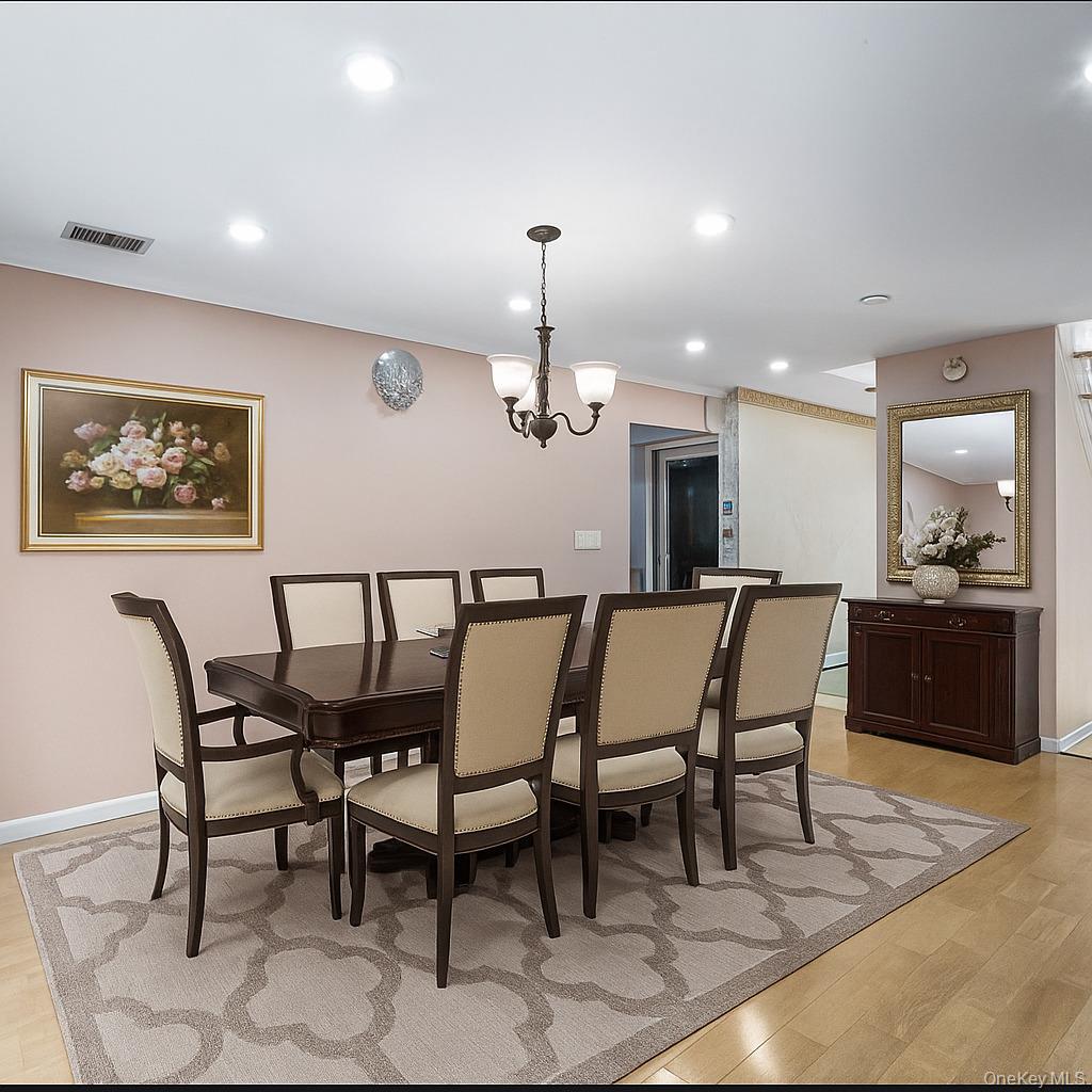 418 Old Courthouse Rd, Manhasset Hills, NY 11040