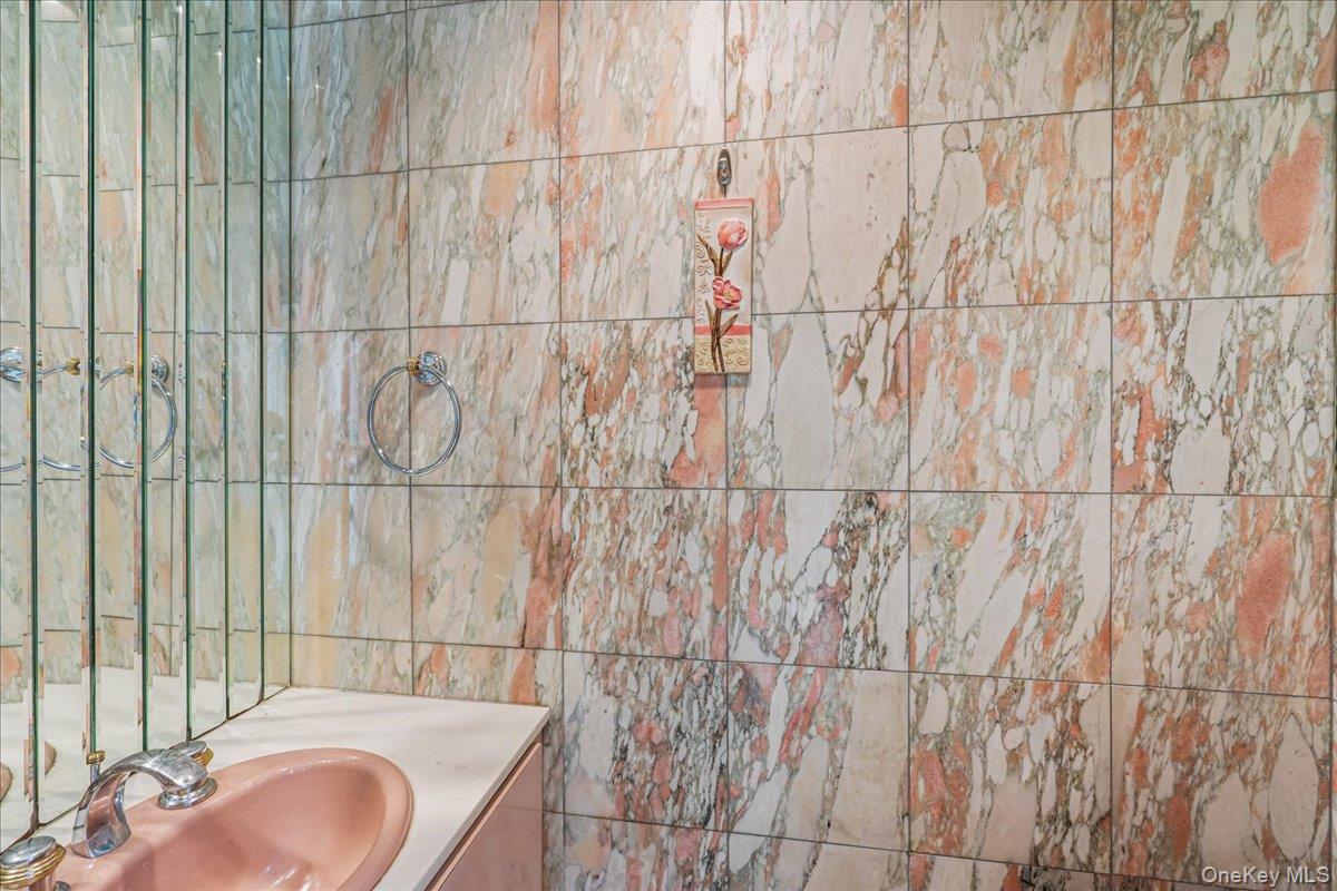 418 Old Courthouse Rd, Manhasset Hills, NY 11040