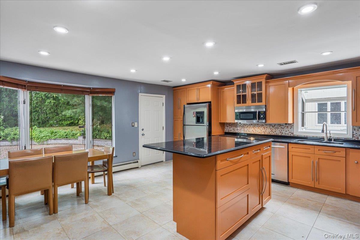 418 Old Courthouse Rd, Manhasset Hills, NY 11040