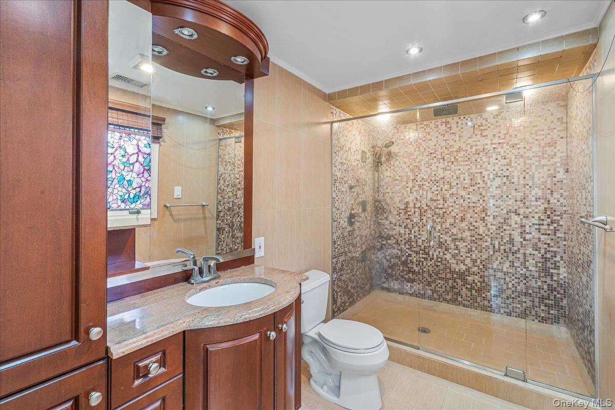 418 Old Courthouse Rd, Manhasset Hills, NY 11040