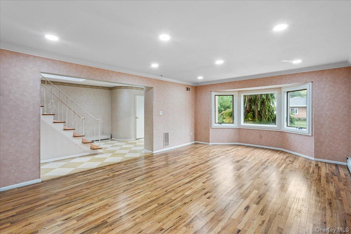 418 Old Courthouse Rd, Manhasset Hills, NY 11040