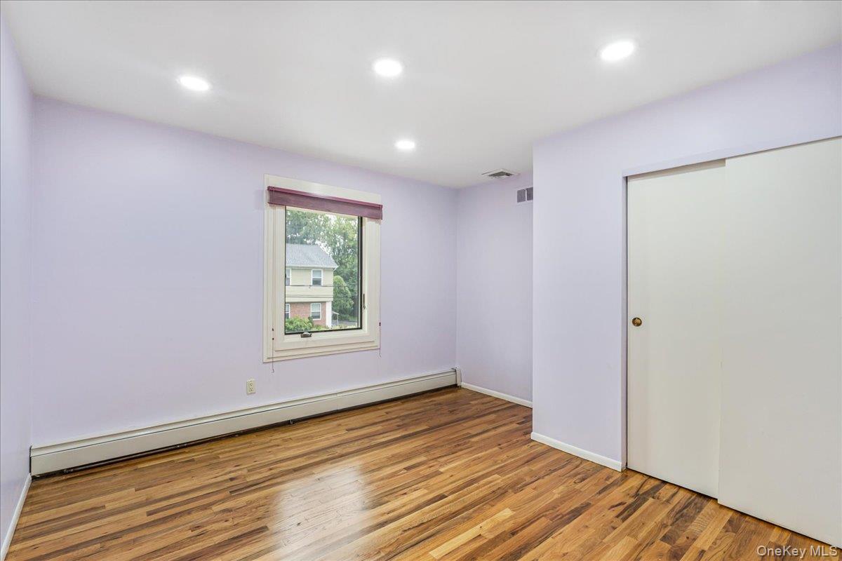 418 Old Courthouse Rd, Manhasset Hills, NY 11040