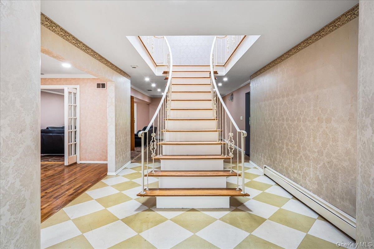 418 Old Courthouse Rd, Manhasset Hills, NY 11040