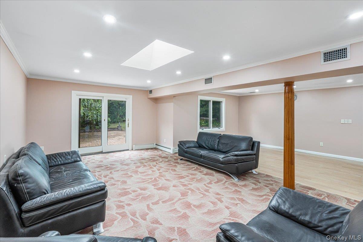 418 Old Courthouse Rd, Manhasset Hills, NY 11040