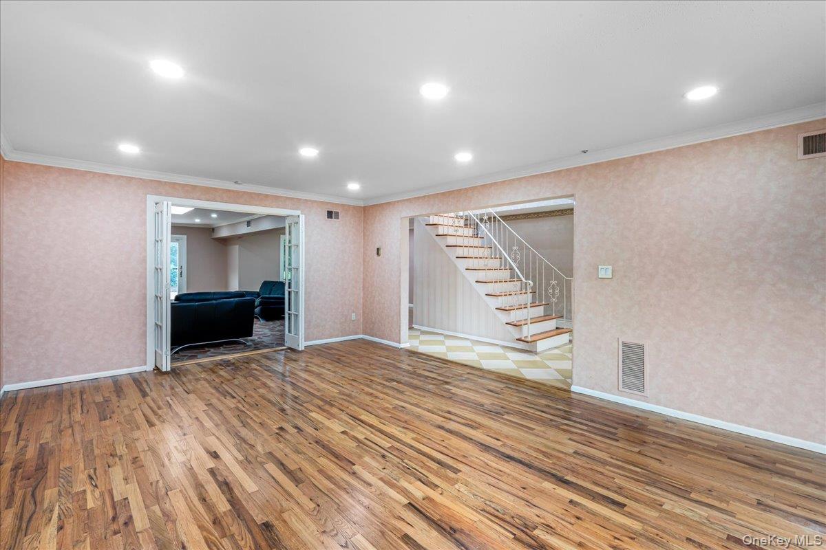 418 Old Courthouse Rd, Manhasset Hills, NY 11040