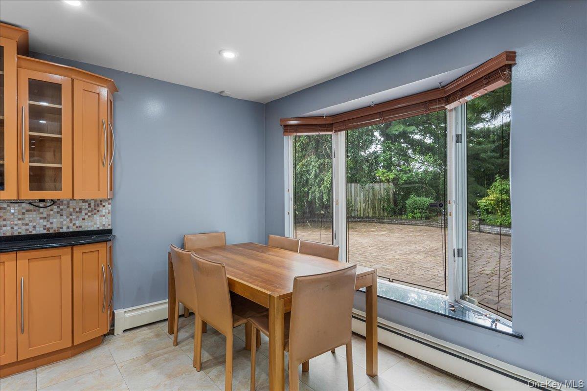 418 Old Courthouse Rd, Manhasset Hills, NY 11040