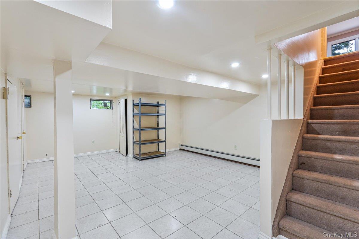 418 Old Courthouse Rd, Manhasset Hills, NY 11040