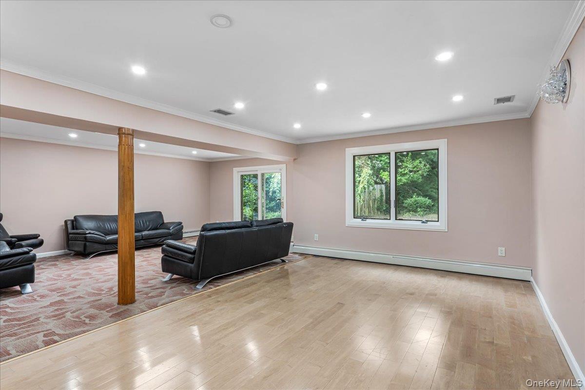 418 Old Courthouse Rd, Manhasset Hills, NY 11040