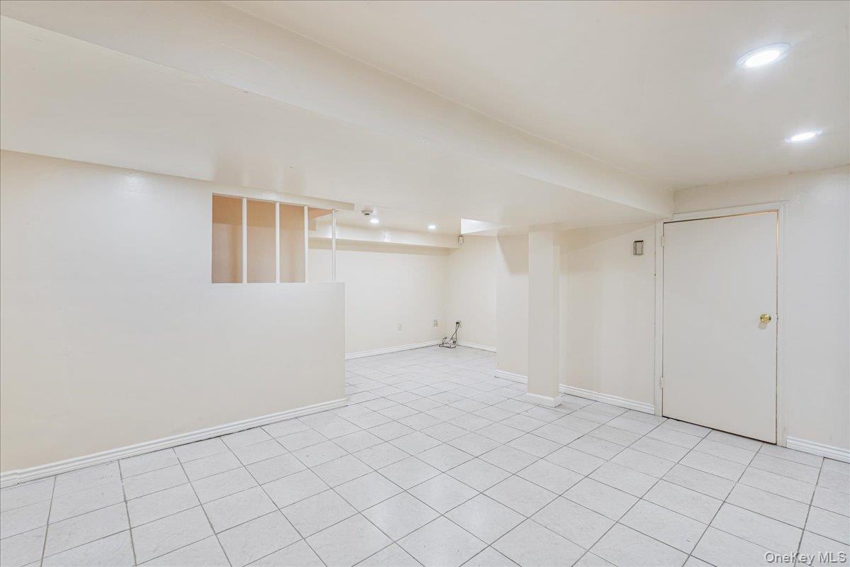 418 Old Courthouse Rd, Manhasset Hills, NY 11040