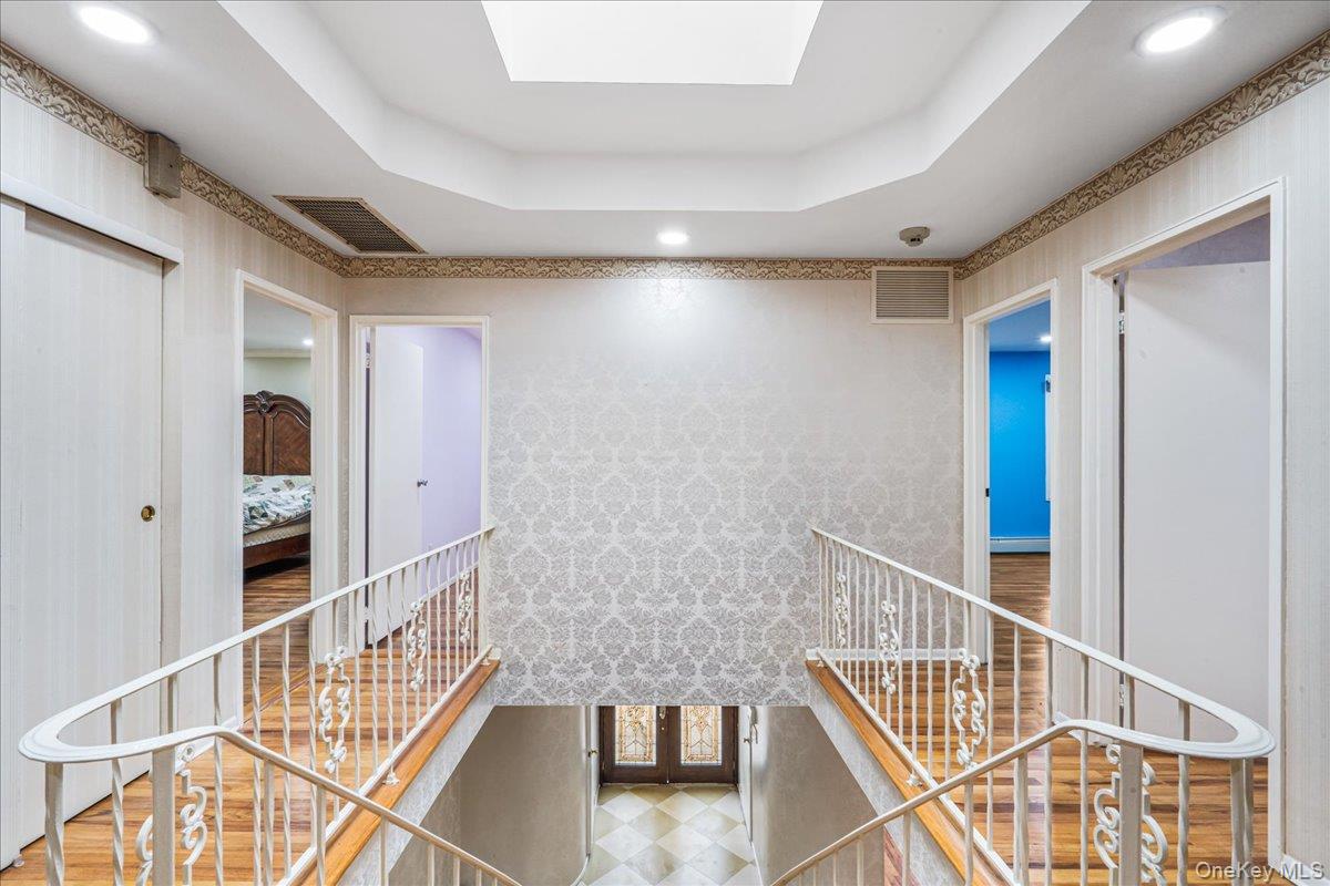 418 Old Courthouse Rd, Manhasset Hills, NY 11040