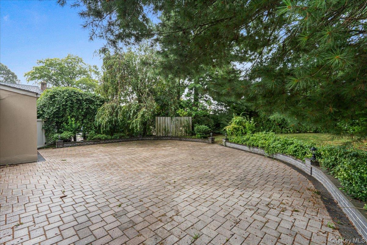 418 Old Courthouse Rd, Manhasset Hills, NY 11040