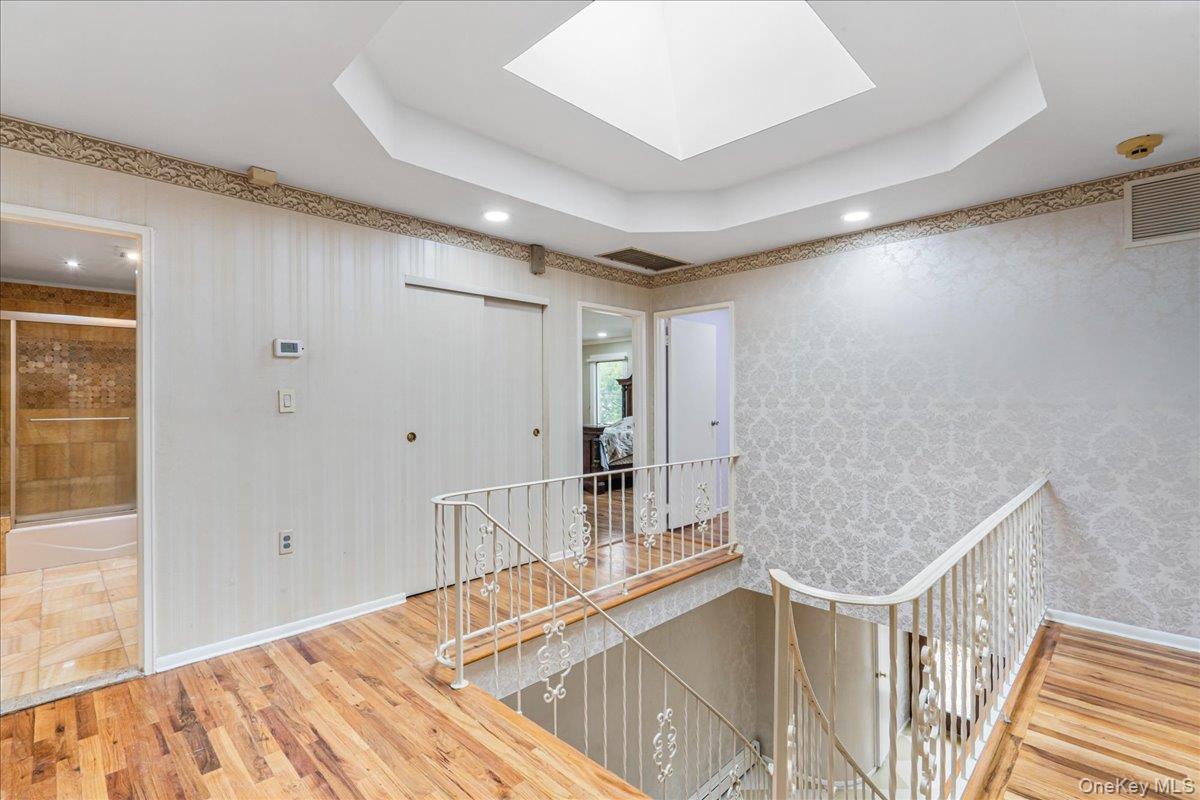 418 Old Courthouse Rd, Manhasset Hills, NY 11040