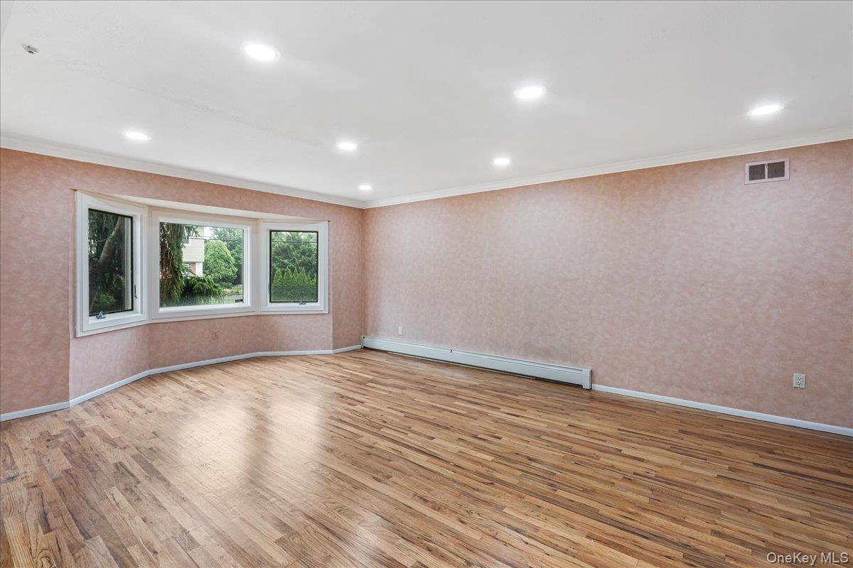 418 Old Courthouse Rd, Manhasset Hills, NY 11040