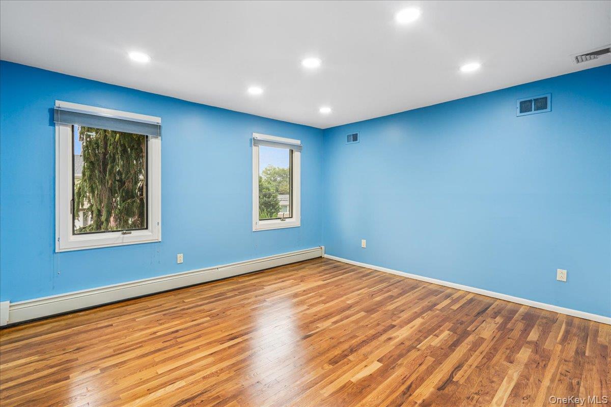 418 Old Courthouse Rd, Manhasset Hills, NY 11040