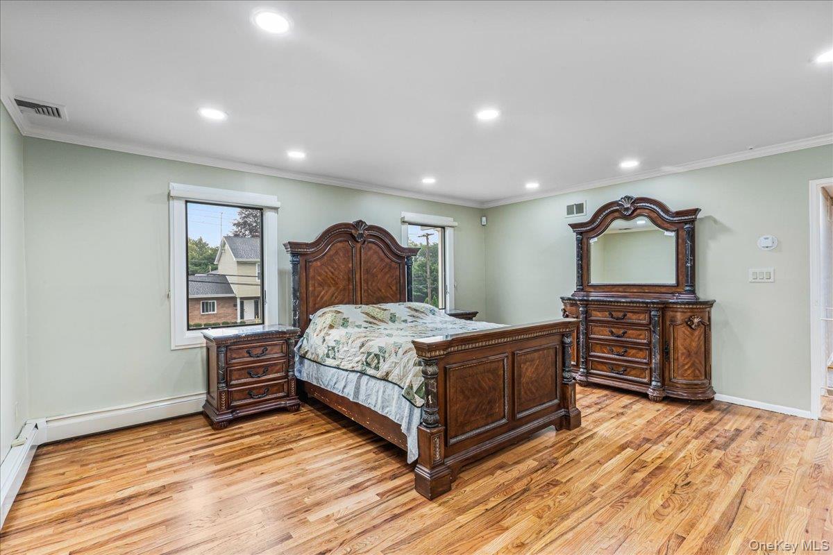 418 Old Courthouse Rd, Manhasset Hills, NY 11040