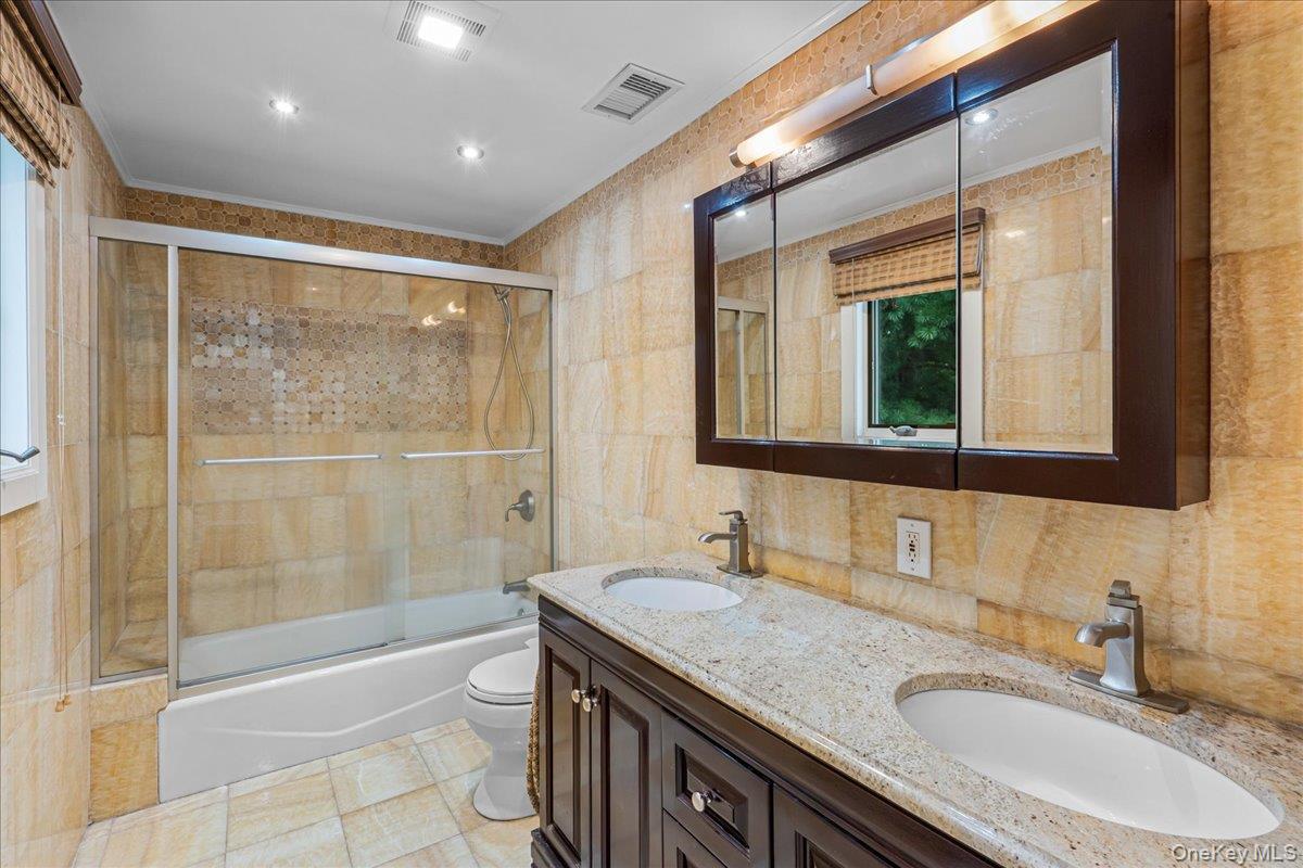 418 Old Courthouse Rd, Manhasset Hills, NY 11040