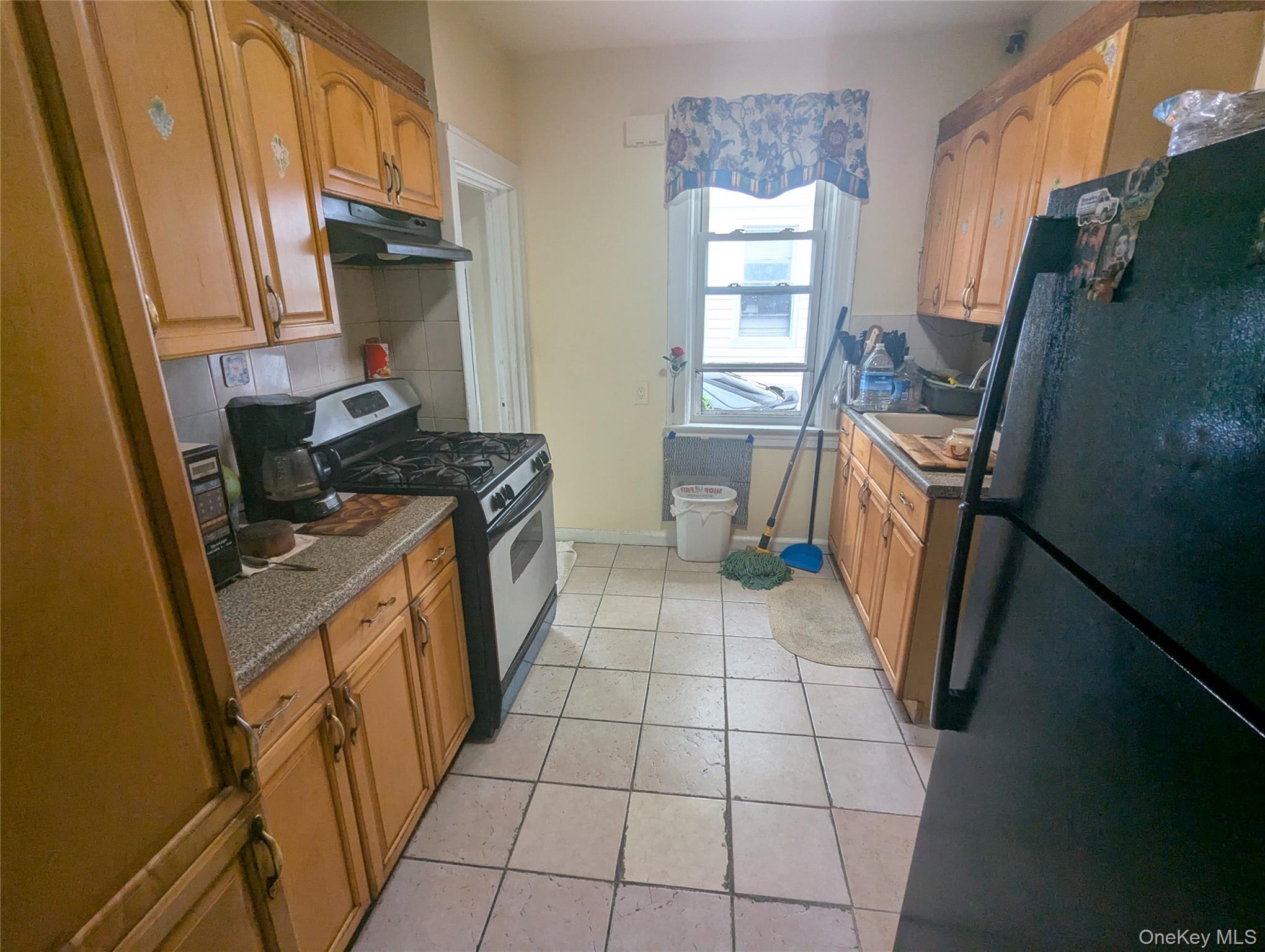 27 Hoff Court, Hempstead, NY 11550