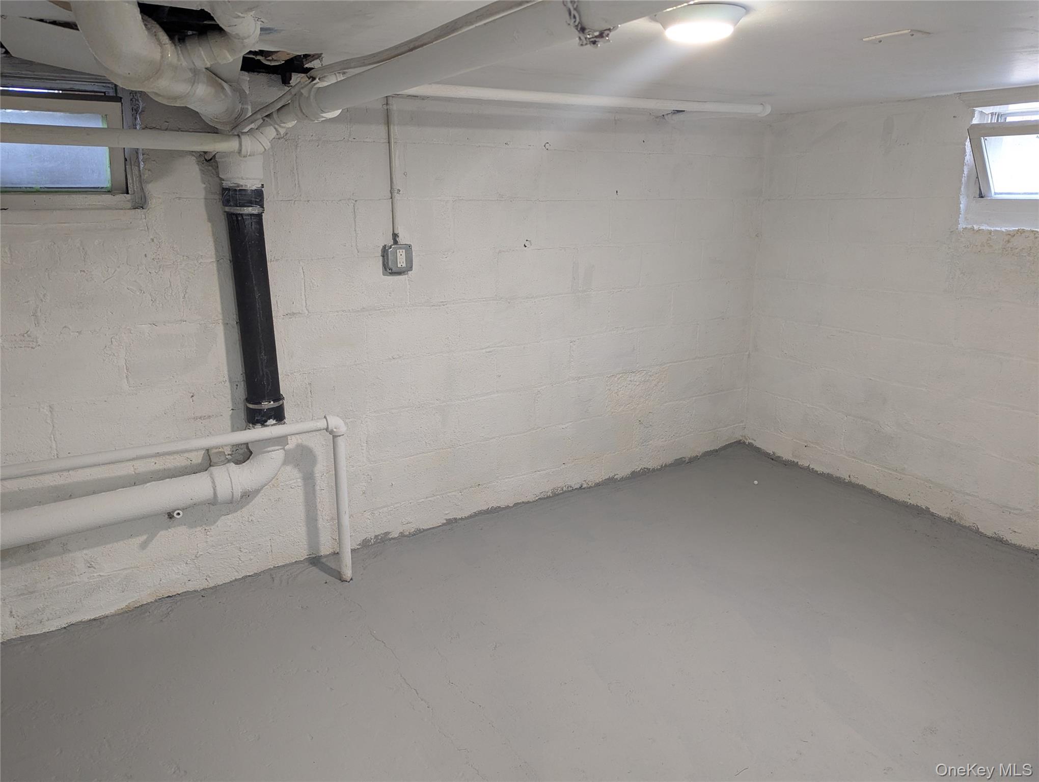 27 Hoff Court, Hempstead, NY 11550