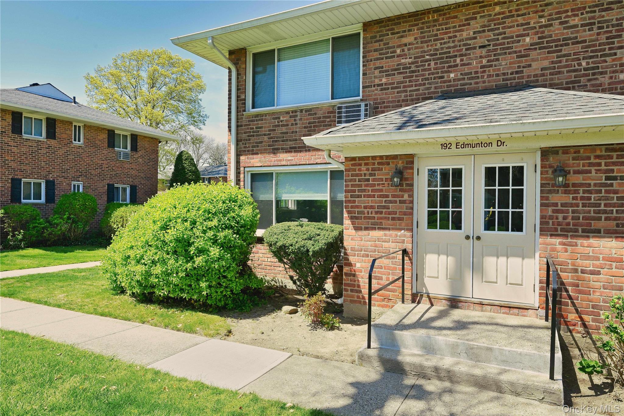 192 Edmunton Dr # D1, North Babylon, NY 11703
