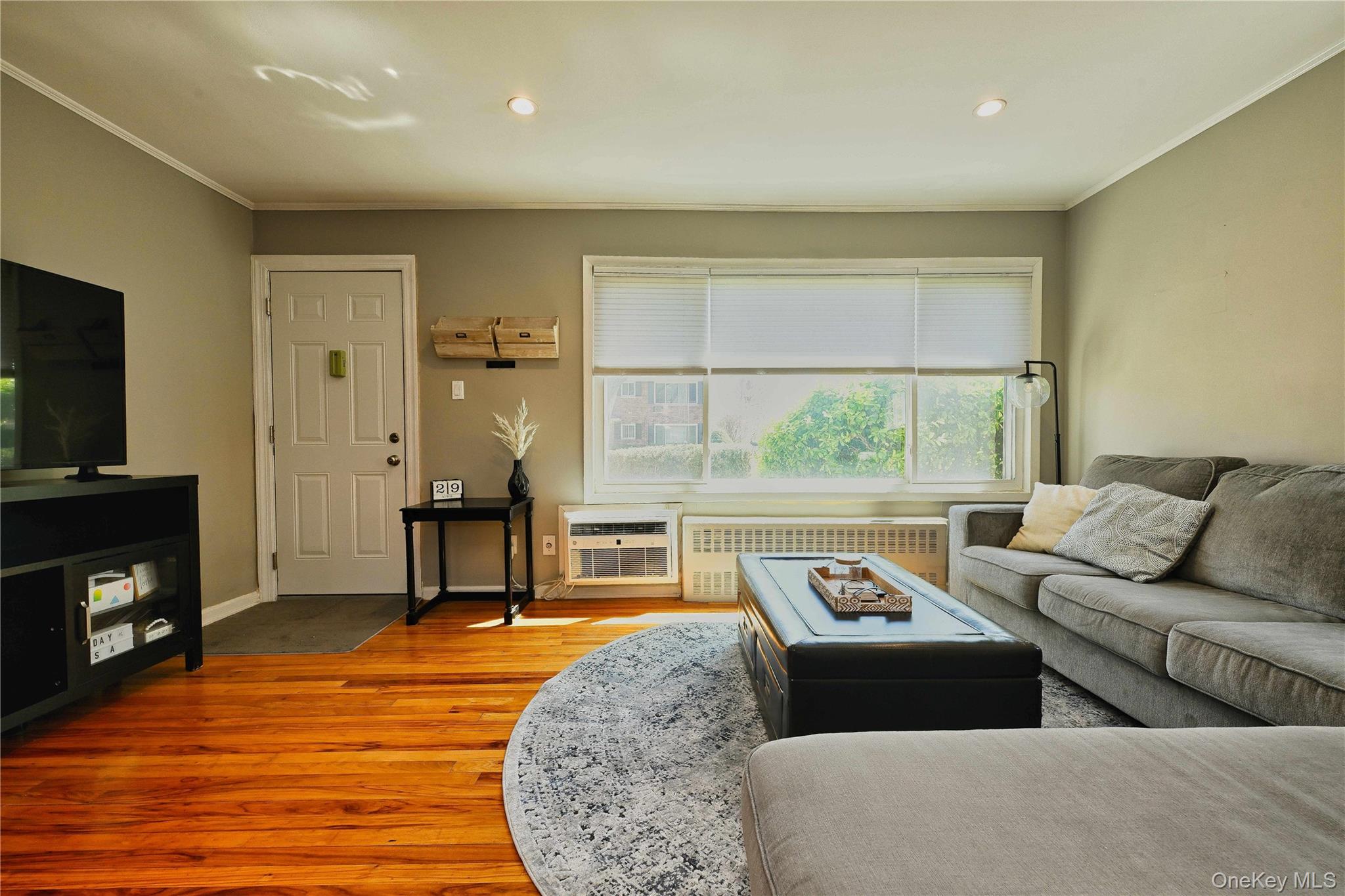 192 Edmunton Dr # D1, North Babylon, NY 11703