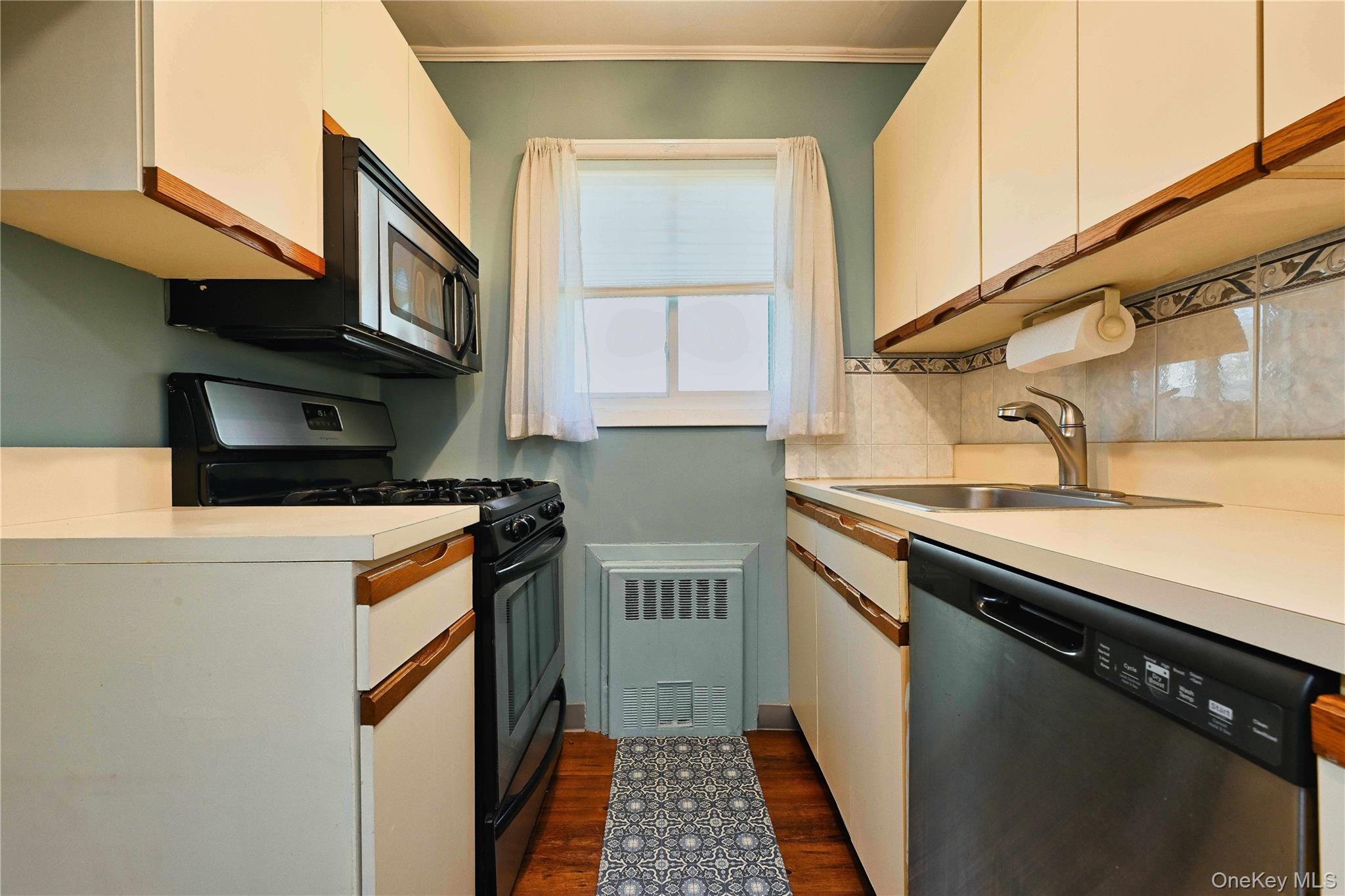 192 Edmunton Dr # D1, North Babylon, NY 11703