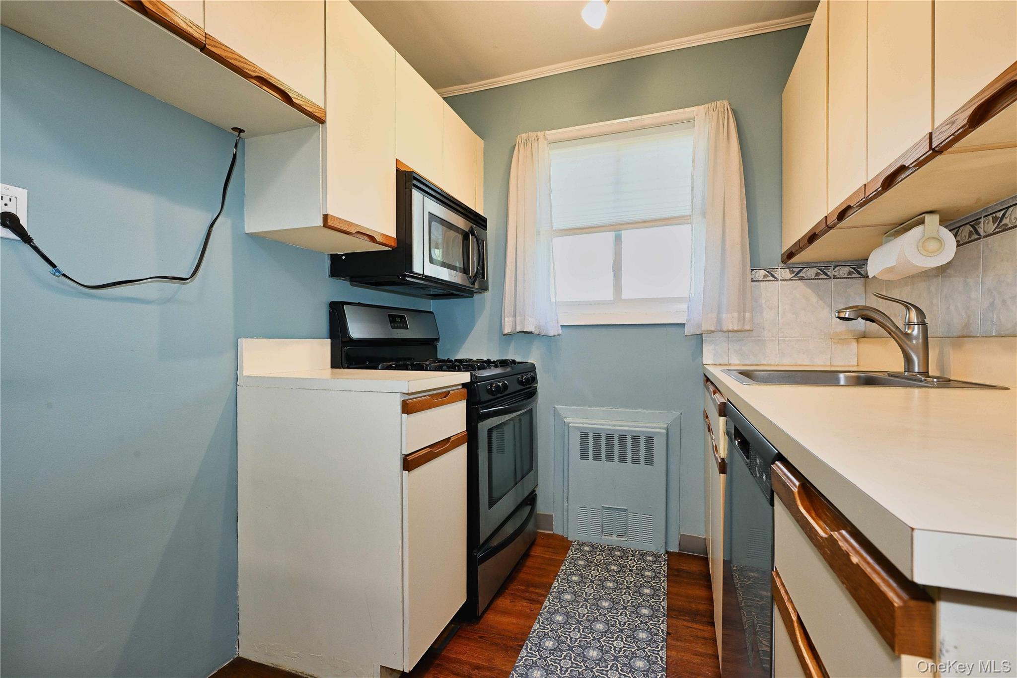 192 Edmunton Dr # D1, North Babylon, NY 11703