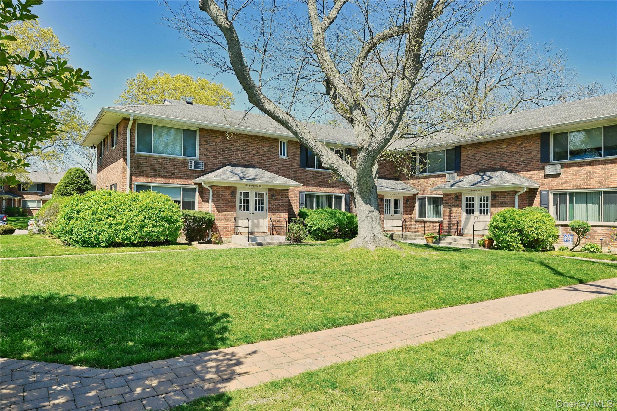 192 Edmunton Dr # D1, North Babylon, NY 11703