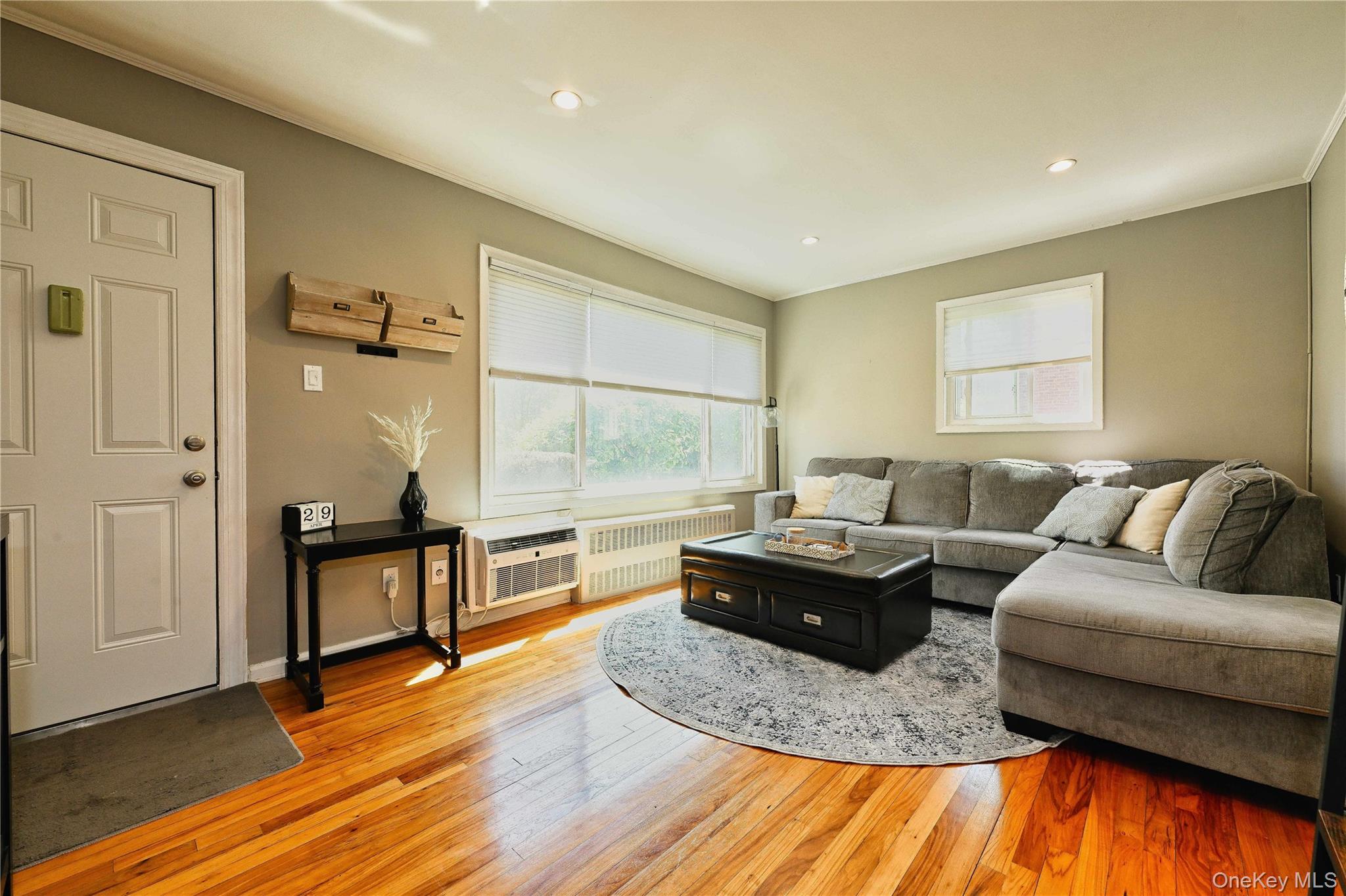 192 Edmunton Dr # D1, North Babylon, NY 11703