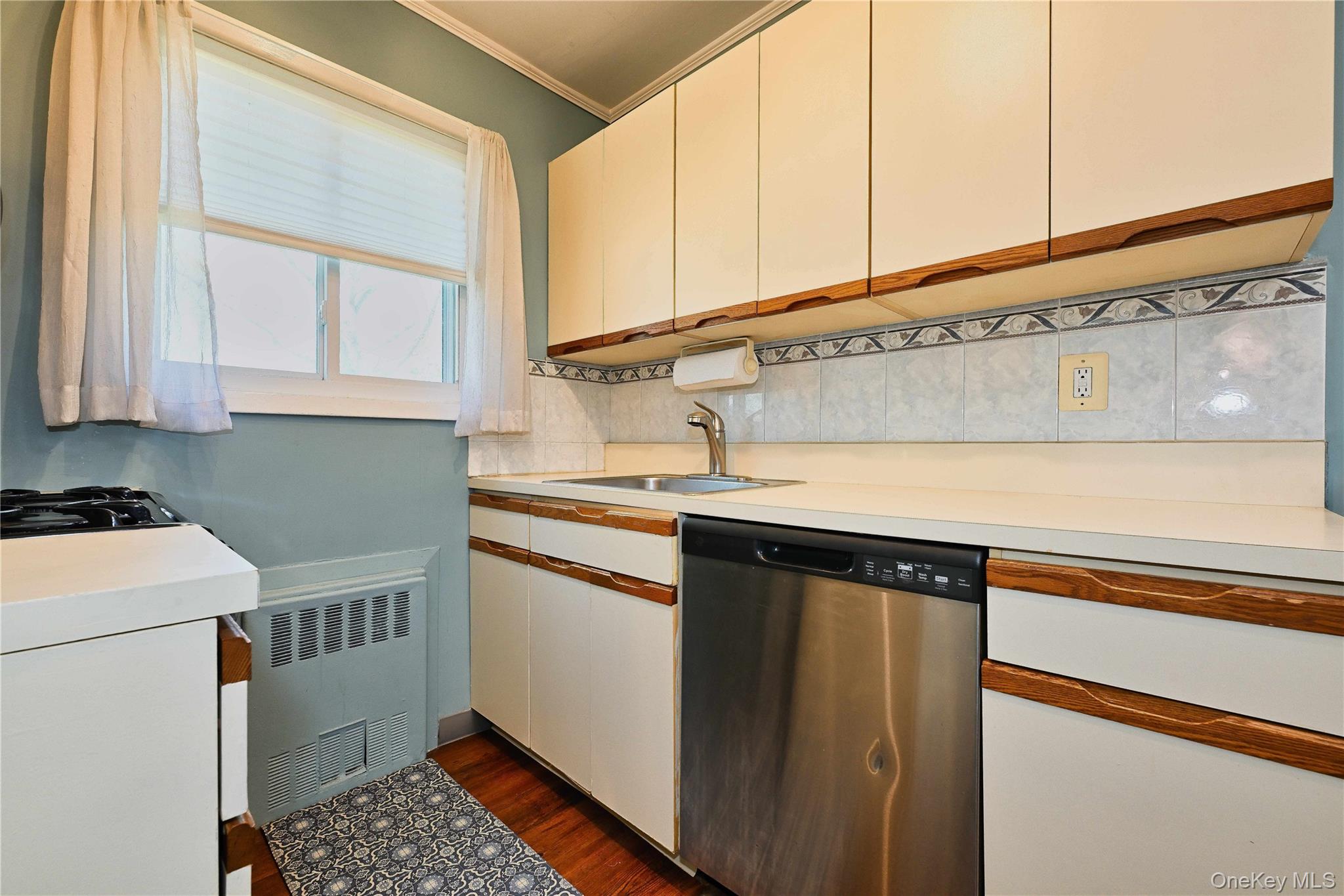 192 Edmunton Dr # D1, North Babylon, NY 11703