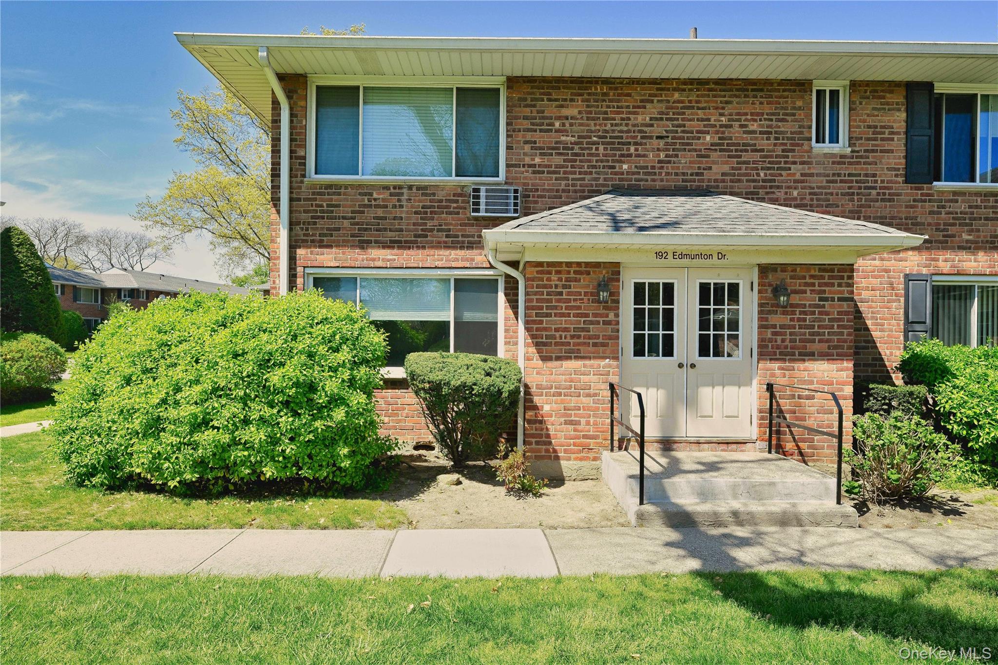 192 Edmunton Dr # D1, North Babylon, NY 11703