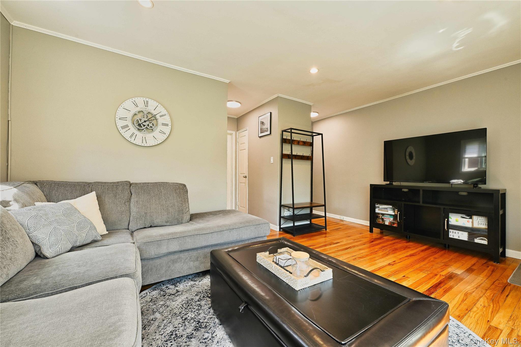 192 Edmunton Dr # D1, North Babylon, NY 11703